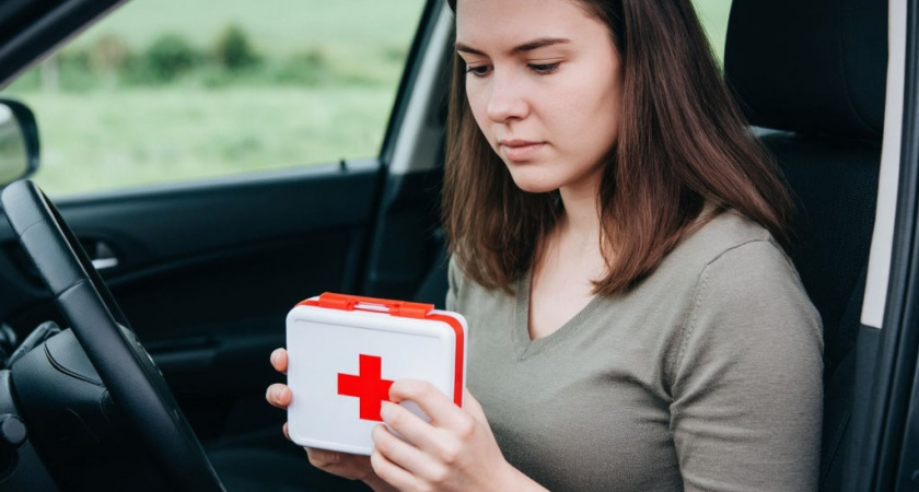 Водителям напомнили об отмене штрафов за отсутствие аптечки в машине