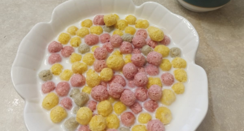 Забудьте о круассане с соком: диетолог объяснил, почему этот завтрак опаснее жирной яичницы — проверьте себя