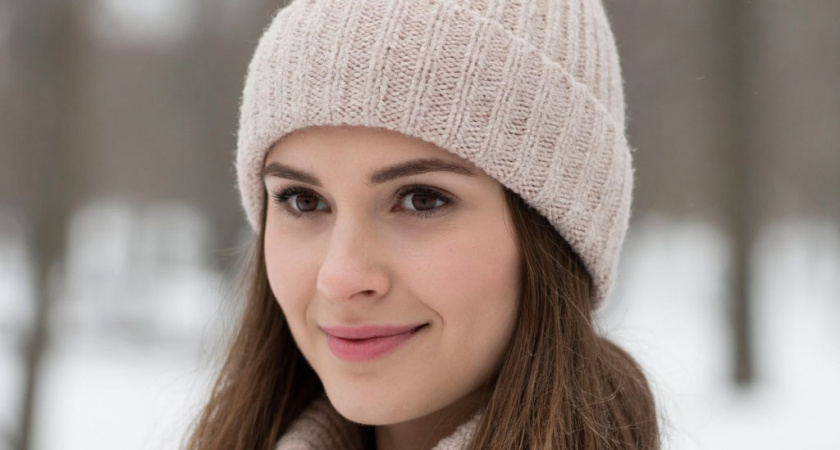 Черная шапка старит: стилист нашла замену — берем пудровую и бежевую, и лицо засияло даже без макияжа и в мороз