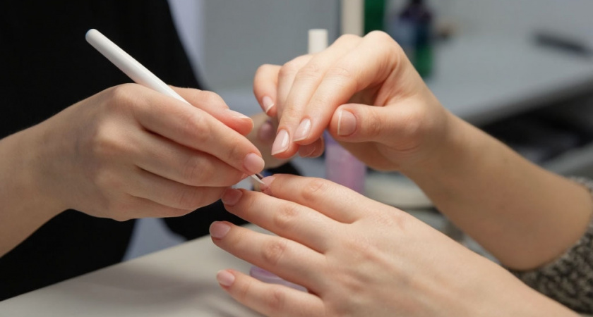 Маникюр на дому довел до суда: клиентку обвинили в незаконном проникновении под Саратовом