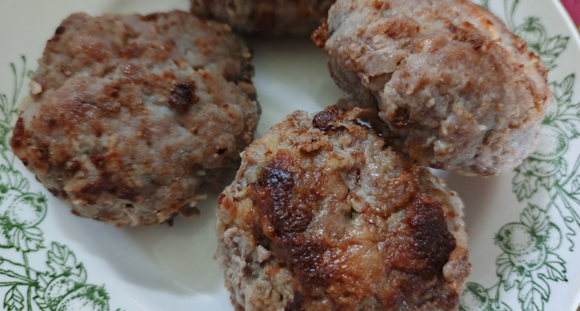 Вот так жарят котлеты с картошкой: научили бесподобному рецепту и я забыла про хлеб. Таких пышных и вкусных еще не ела