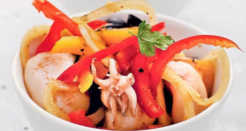 Яркая корейская закуска из кальмаров и сладкого перца