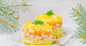 Салат «Мимоза» с консервами, соленой рыбой, крабовыми палочками и печенью трески: 12 вкуснейших рецептов