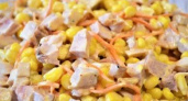 Пикантный салат с копченой курицей и кукурузой - лучший вариант для внезапного застолья