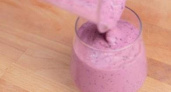 Вкусный ягодный смузи - отличный сытный вариант для завтрака
