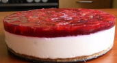 Нежный творожный торт без выпечки с желатином и клубникой