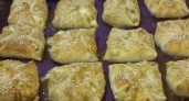 Сочные конвертики из слоеного теста с курицей