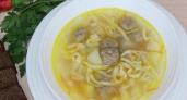Суп с фрикадельками и домашней лапшой - пальчики оближешь 🍲