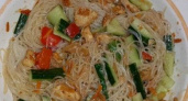 Фунчоза с курицей и овощами - рецепт приготовления стекланной лапши 🥗