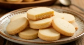Быстрое песочное печенье из 3 ингредиентов: рассыпчатое и очень вкусное — домашние сметают его за 1 минуту