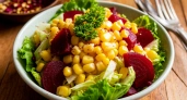 Берем свеклу и 1 банку кукурузы — а в результате получится очень вкусный салат: и на праздник, и на каждый день