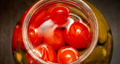 Вкуснейшие маринованные помидоры на зиму: бабушкин рецепт на 15 минут — и пикантная закуска на зиму готова