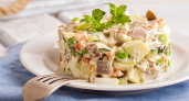 Тот самый салат "Оливье": почему в советских столовых он был вкуснее - весь секрет в заправке