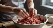 Беру кефир и выливаю в фарш: как я готовлю мясные оладьи, которые тают во рту и не разваливаются на сковороде