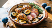 Синяя слива с курицей или свининой: рецепт сочного мяса и ароматного соуса