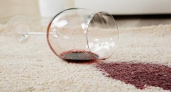 Как отстирать красное вино с белой футболки 🥝 отмыть с одежды, удалить с ковра, убрать с дивана