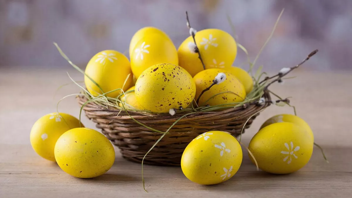 Не куркума и не шелуха: секрет праздничных пасхальных яиц — эта специя сделает их намного ярче лимонов.