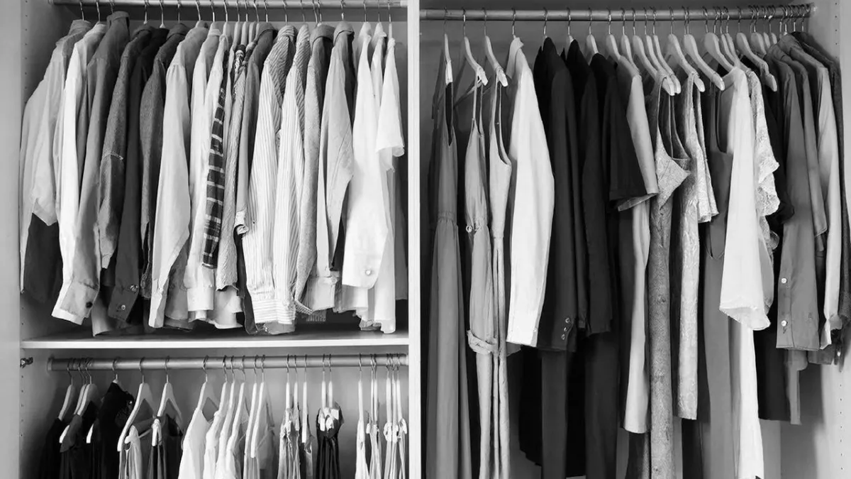 Проблема неприятного запаха в шкафу знакома многим. Достаешь чистую одежду, а она отдает затхлостью или плесенью