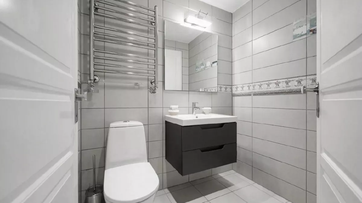 Стены реально дышат, а плесень гибнет: новое покрытие для санузла справляется с сыростью без плитки