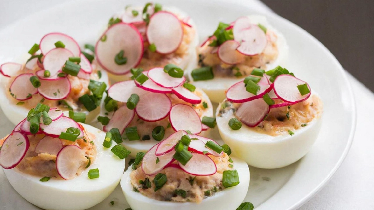 На Пасху делаю весенние фаршированные яйца: редиска и зеленый лук — простой и точно вкусный рецепт