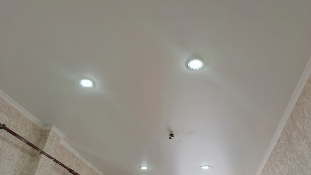 Точечные светильники на потолке больше не в моде: что теперь выбирают дизайнеры - смотрится легко и расширяет комнаты