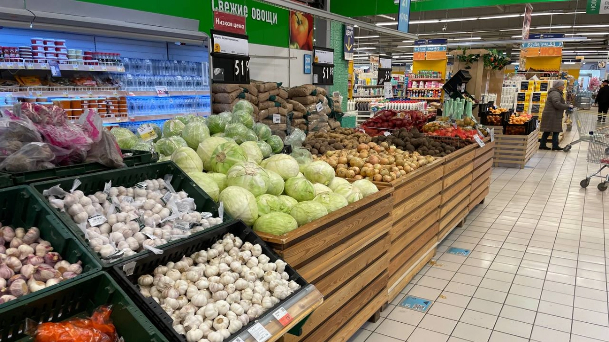 Юрист Сергей Жорин рассказал, какой штраф грозит за снятие шелухи с лука в магазине