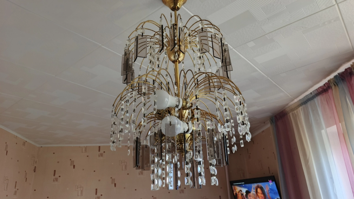 Люстры уже давно прошлый век: в квартирах к потолку вешают совсем другое - 4 новых "светильника"