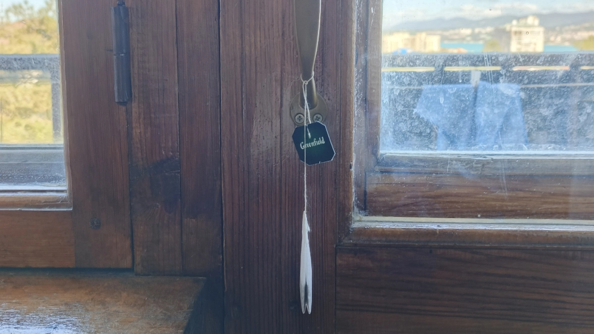 Привяжите чайный пакетик к ручке двери — избавитесь от надоевшей проблемы: очень полезный лайфхак