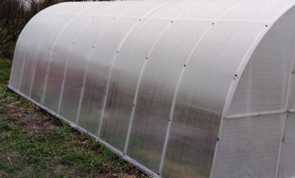 Один прибор в теплице — и снег исчезает: два проверенных метода для защиты поликарбоната