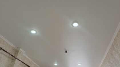 Точечные светильники на потолке больше не в моде: что теперь выбирают дизайнеры - смотрится легко и расширяет комнаты