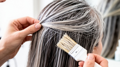 Перестала красить корни: 3 метода спрятать седину от топового стилиста